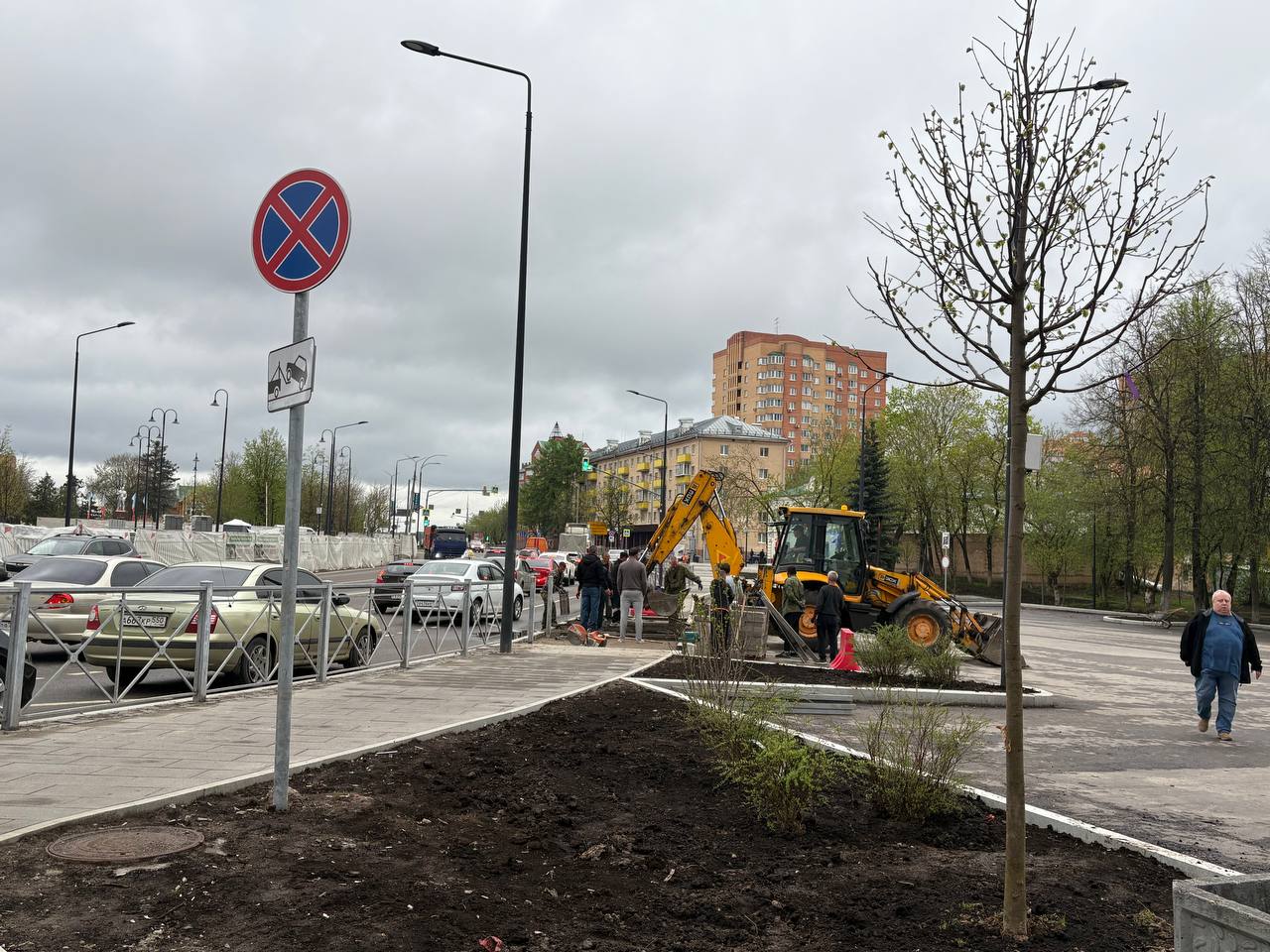 На благоустроенной парковке на площади Революции переделывают водоотведение