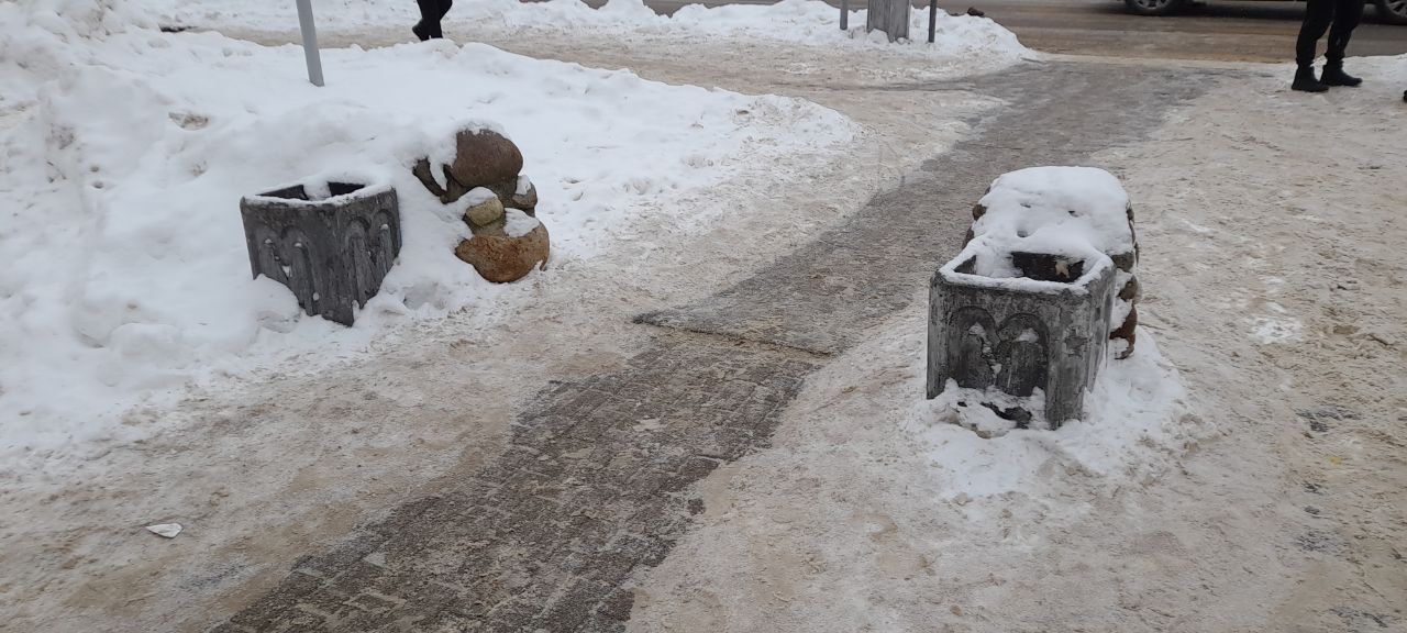 Гостей Истры у автовокзала встречают заваленные снегом мусорные урны