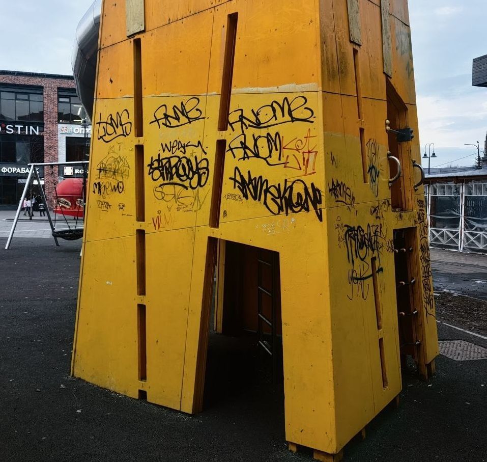 Вандалы изуродовали и разгромили детскую площадку в центре города