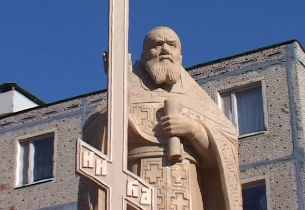 Силами прихожан обновляется памятник священномученику Алексию в Глебовском