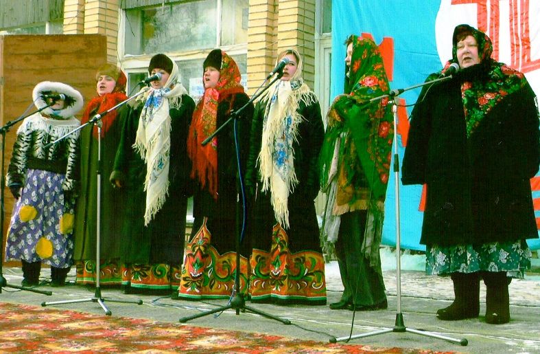 какие-то бабули в платках на улице.jpg