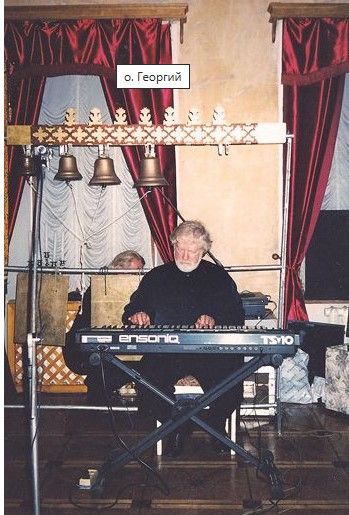 за клавишами.jpg за клавишами.jpg