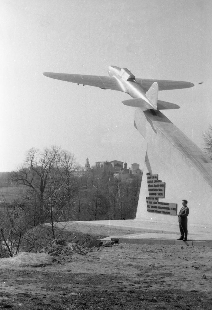 1192710 Памятник штурмовику Ил-2.jpg