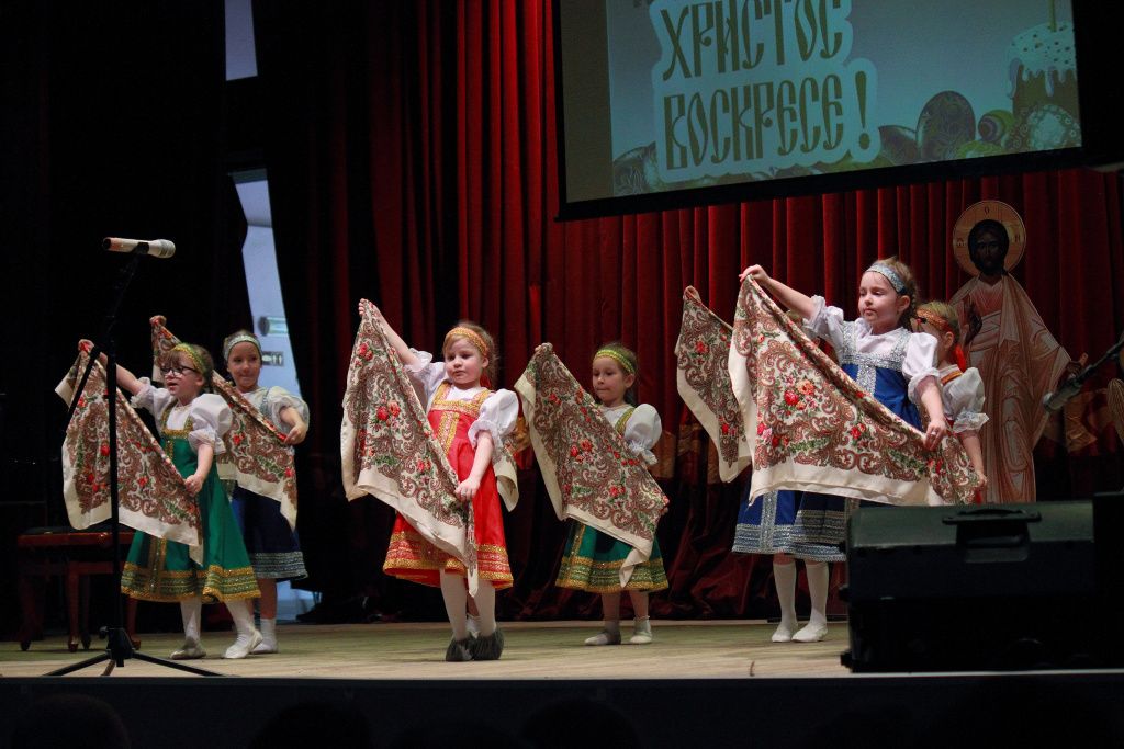 танец с платками малыши дк.JPG