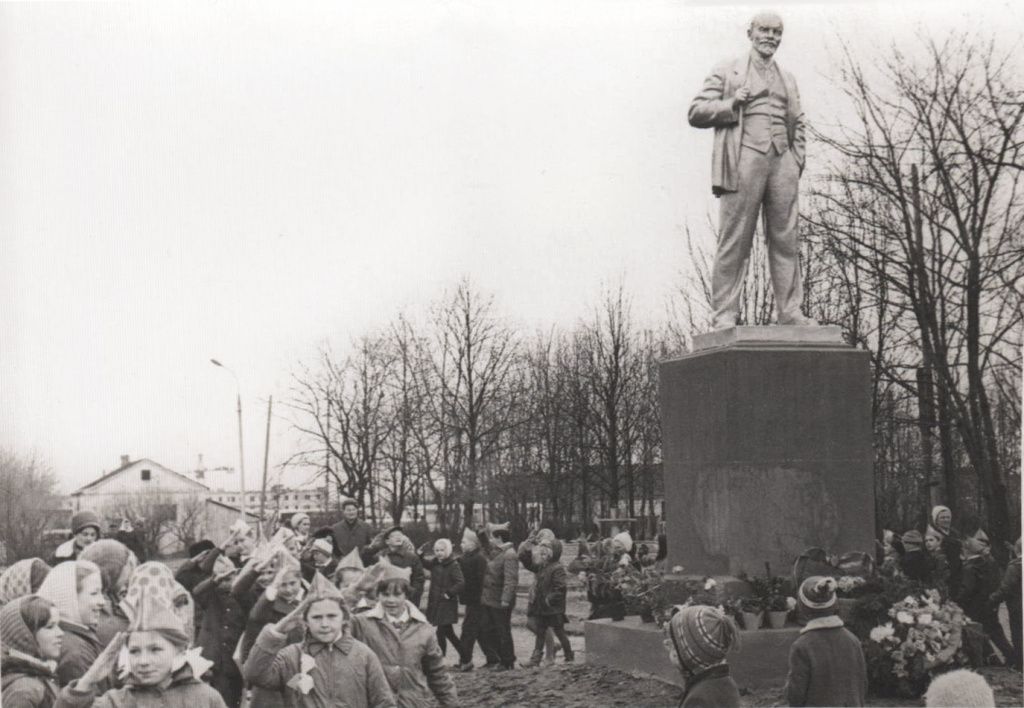 763531 Возложение венков к памятнику Ленину в центральном сквере.jpg 763531 Возложение венков к памятнику Ленину в центральном сквере.jpg