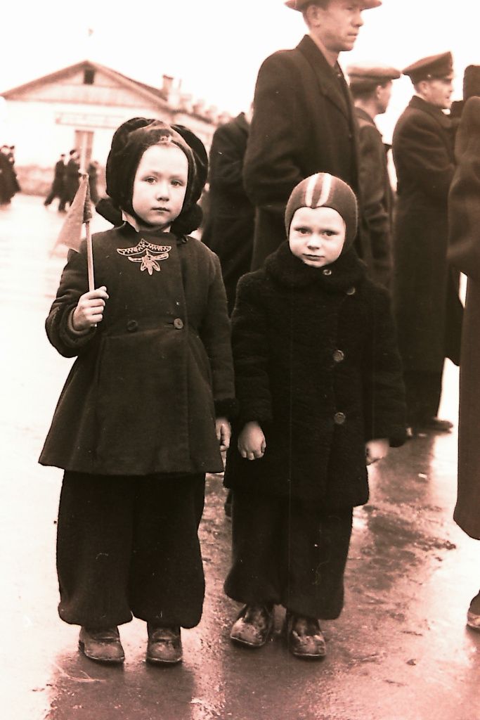 54-55 гг. 1 МАя на пл. Революции..jpg