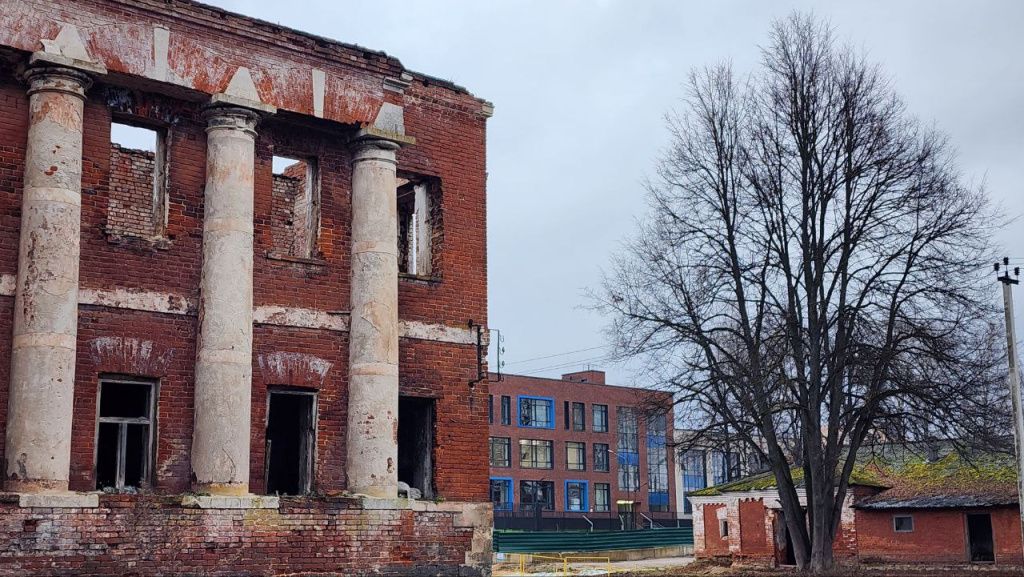 Прядильно-чесально-паровой корпус, казармы с церковью Михаила Архангела, новый корпус Павловской СОШ и службы с погребом.jpg