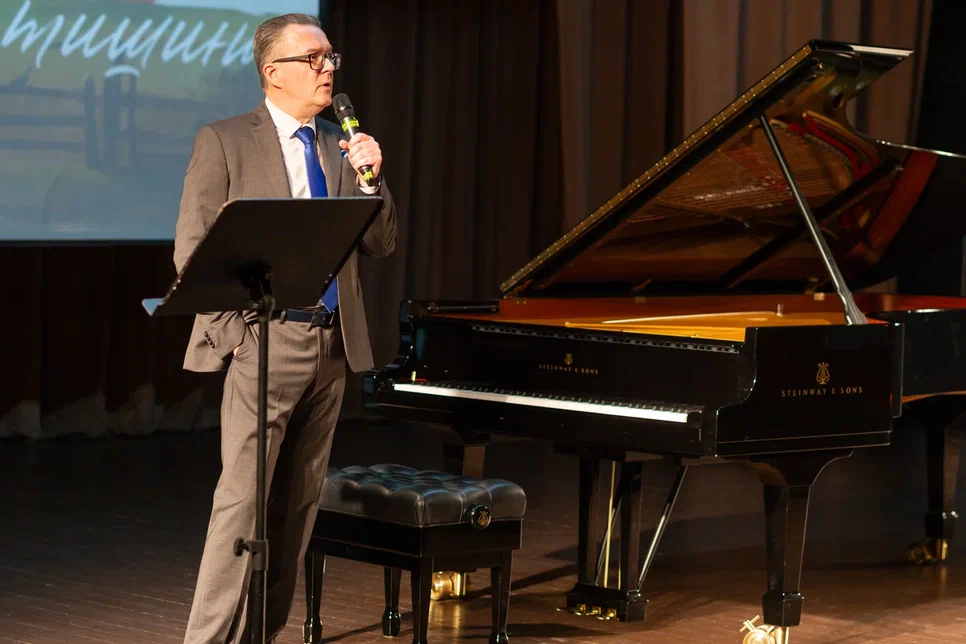 огиевский на сцене крупно.jpg огиевский на сцене крупно.jpg