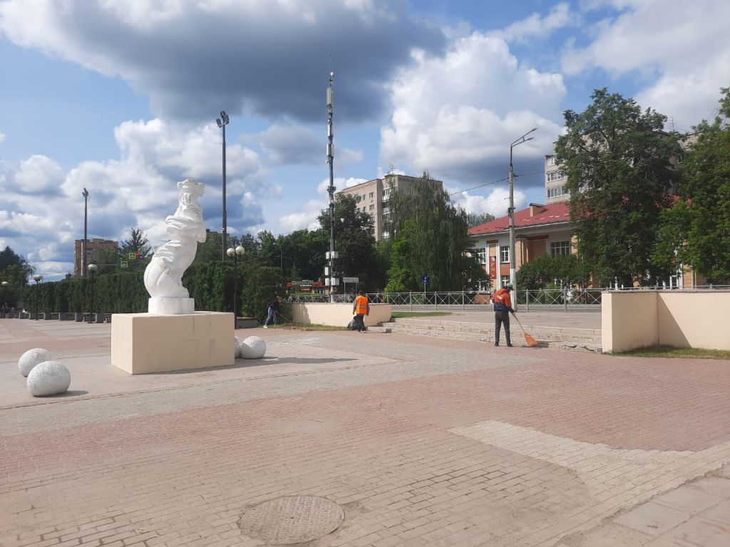 день города уборка площадь.jpg