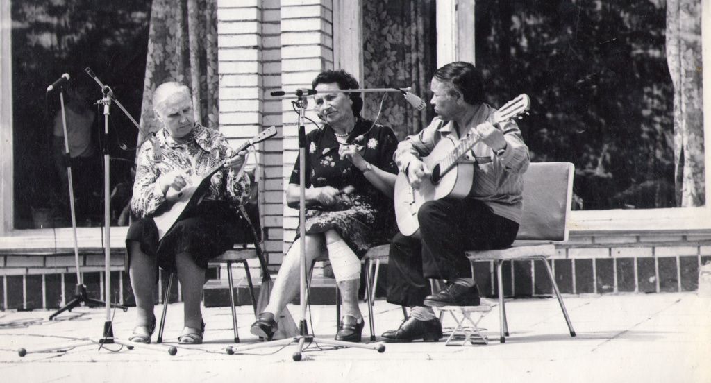 играют на улице черно-белая.jpg