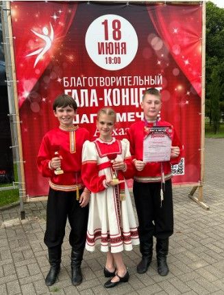 тройка на улице.jpg