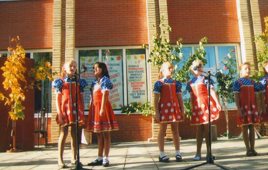 дети на улице выступают.jpg