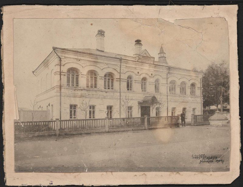 Двухклассная школа Воскресенского монастыря. Наружный вид. 1909 г. Фотография М.И. Грибова..jpg