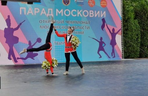 двое с ногой.jpg