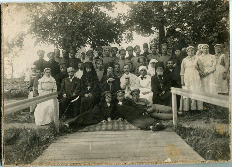 настоятель с ранеными.jpg