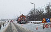Из-за перепада температур приходится срочно латать ямы на дорогах 