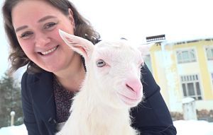 Обладательница премии ЮНЕСКО провела мастер-класс по дойке козы и рассказала о себе