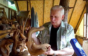 Полковник в отставке рассказал, как стал художником-корнепластиком