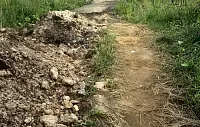 Народная тропа в Восточном: вместо благоустройства – камни, песок и грязь