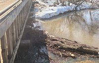 Мусор в реке Маглуше может привести к подтоплению моста и нескольких СНТ