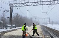 На платформе Снегири убирают снежную кашу