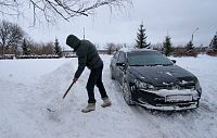 Кардиолог рассказал, для кого уборка снега лопатой может быть опасна