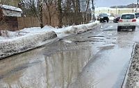 Асфальт на Заречной улице растаял со снегом