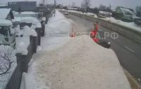 Тротуары в Высоково, где машина сбила рабочих, расчистили на следующий день 