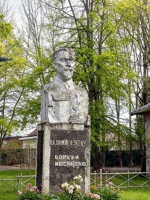 О чём молчит обветшавший памятник Тимирязеву в Алёхново?