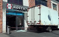Водитель снёс кузовом стеклянный козырек торгового центра