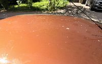 Стройка без правил: подрядчик забрызгал во дворе цементом машину жителя