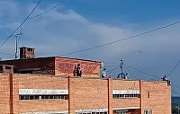 Дети гуляют на крыше многоэтажки в Истре