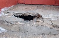 На входе в подъезд многоквартирного дома в Дедовске образовалась дыра