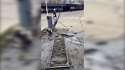 Водитель автомобиля каршеринга снёс ограждение автовокзала и скрылся