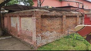 На площади Революции демонтируют аварийную кирпичную стену