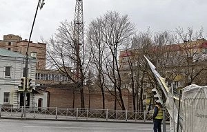 Неудачный момент ремонта: на площади Революции задели светофор 