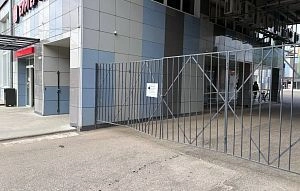 Парковка на территорию ТЦ «Бриз» в центре Истры закрыта