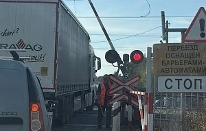 На железнодорожном переезде в Истре образовался затор