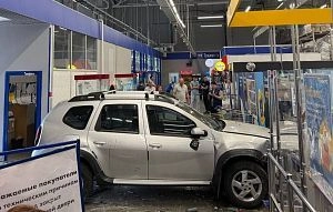 Неожиданное ЧП: автомобиль въехал в гипермаркет в Истре