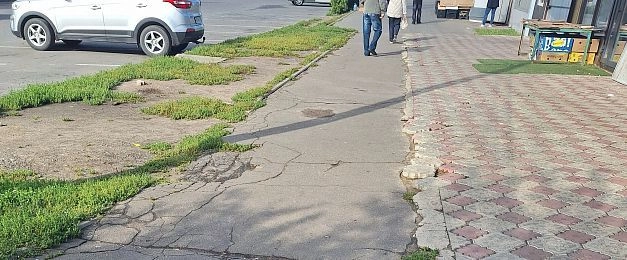 Почему благоустройство обошло стороной тротуар на улице 15 лет Комсомола?